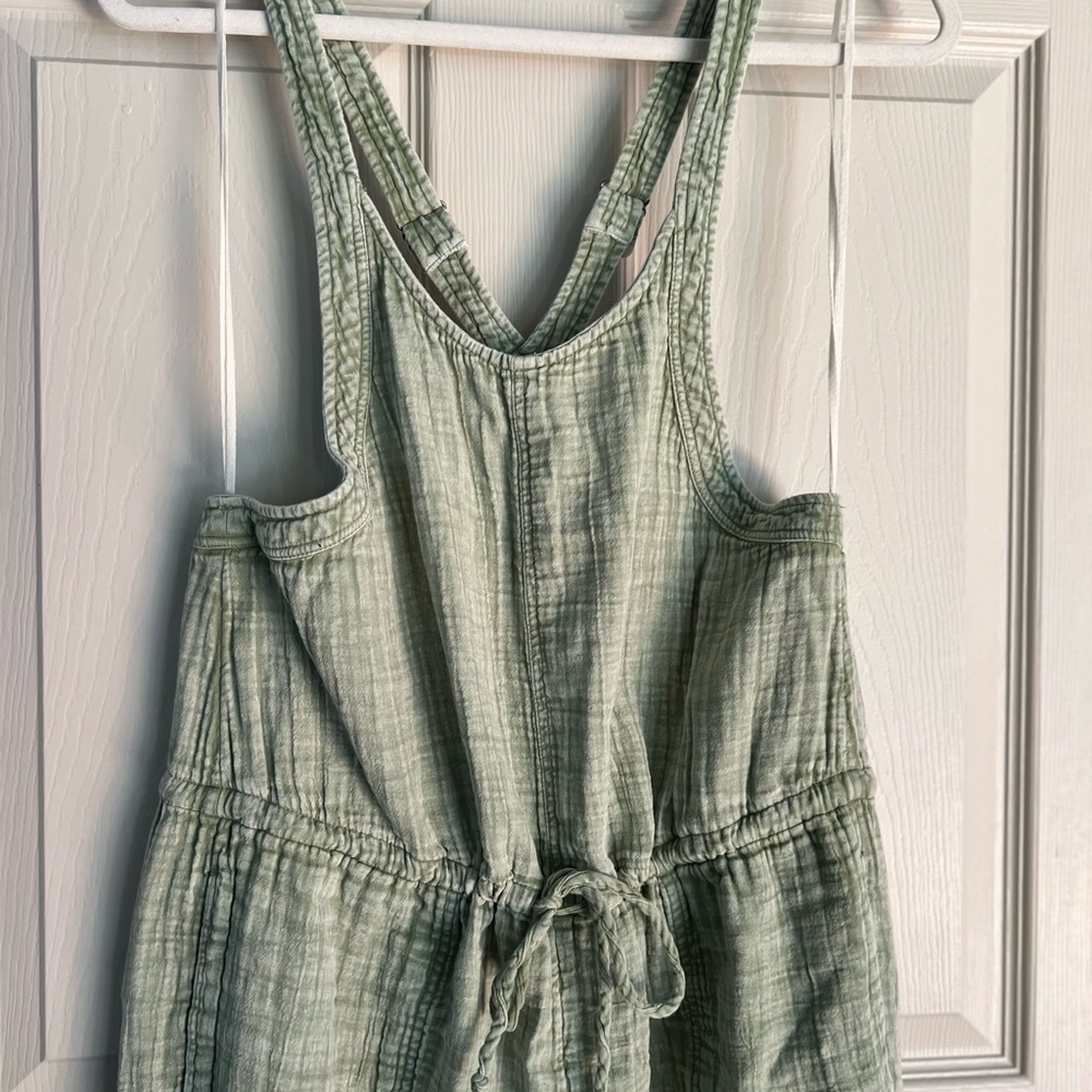 💰⬇️ CLOSET CLEAROUT Green Sleeveless Jumpsuit - Picture 2 of 6